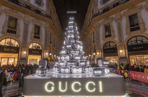 polemiche albero gucci|Perché l'albero di Gucci in Galleria a Milano sta scatenando le .